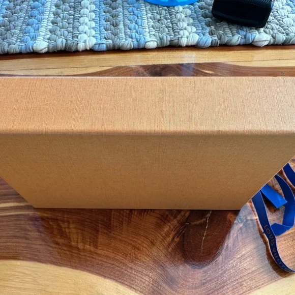 Louis Vuitton Tan Gift Box with Blue Branded Ribbon - Picture 4 of 4